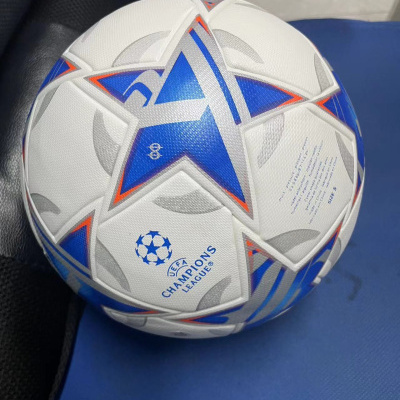 Bola de futebol branca com estrelas azuis e texto UEFA Champions League