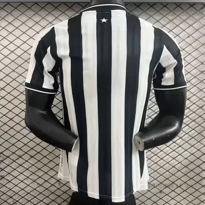 Camisola de futebol às riscas pretas e brancas vista de costas