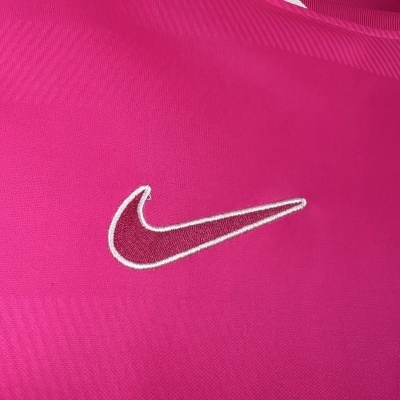 Tecido rosa com logótipo bordado da Nike em granada e branco