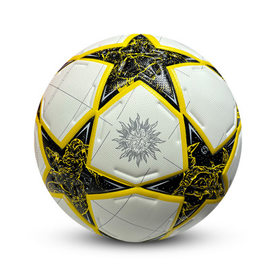 Bola de futebol branca com estrelas amarelas e pretas e um símbolo solar no centro