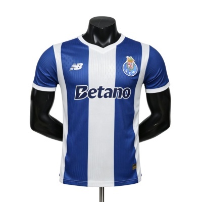 T-shirt desportiva de futebol azul e branca com logos NB e Betano