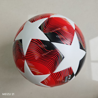 bola de futebol branca com padrões vermelhos, pretos e amarelos