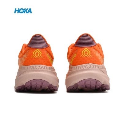 Ténis desportivos HOKA laranja vistos de trás com sola bege e detalhes roxos