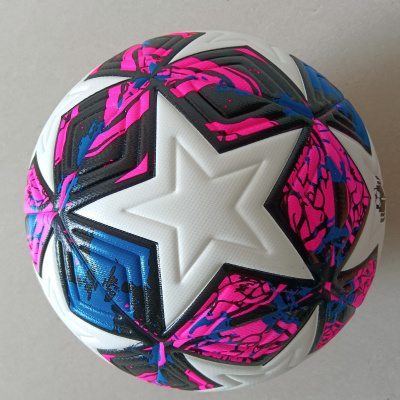 Bola de futebol branca com padrões pretos, rosa e azuis