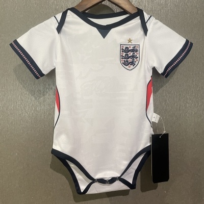 Body branco para bebé com brasão e detalhes em azul e vermelho pendurado num cabide