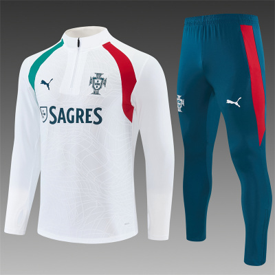 Conjunto desportivo camisa branca manga comprida e calças azuis com detalhes vermelhos e logótipos PUMA, SAGRES e brasão da seleção de Portugal