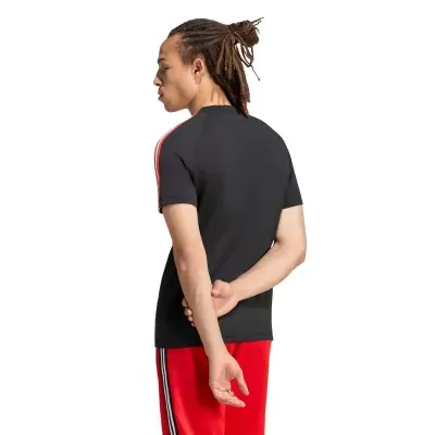 Pessoa de costas com t-shirt preta e calças vermelhas com riscas
