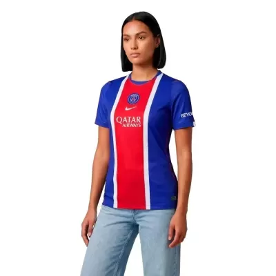Mulher a usar t-shirt azul, vermelha e branca do Paris Saint-Germain
