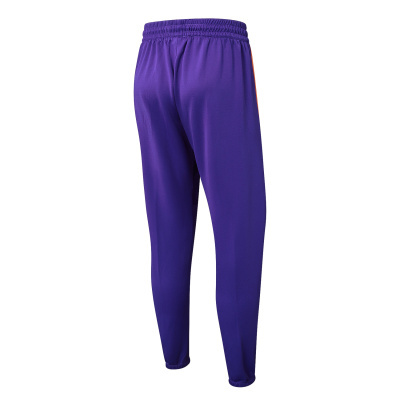 Calças desporto em tecido roxo com cós e barras elásticas.