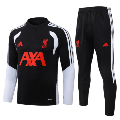 Conjunto de treino preto e branco com logótipos vermelhos e riscas brancas.