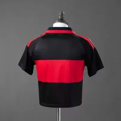 T-shirt desportiva preta e vermelha vista de costas