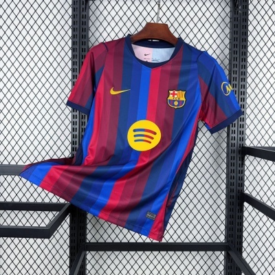 Camisola de futebol do FC Barcelona com riscas azuis e grenás, logotipo Nike, emblema do clube e símbolo Spotify amarelo