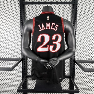 Camisola de basquetebol preta com nome JAMES e número 23 nas costas