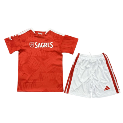 Conjunto desportivo t-shirt vermelha SAGRES e calções brancos Adidas com riscas vermelhas