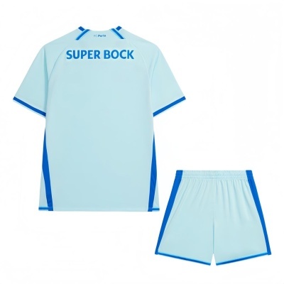 Conjunto de camisola e calções desportivos azuis claros com detalhes em azul escuro e texto SUPER BOCK e FC Porto