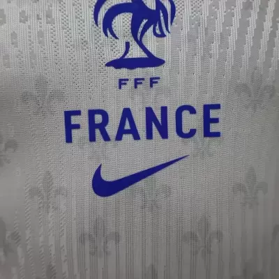 Detalhe de tecido branco com padrão e texto azul FRANCE com símbolo do galo e logótipo Nike