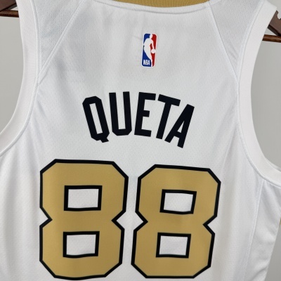 Camisola branca de basquetebol com nome Queta e número 88