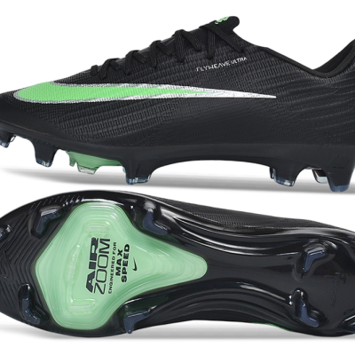 Chuteira de futebol preta com detalhes em verde e branco e sola com cravos