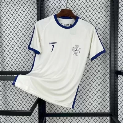 T-shirt desportiva branca com detalhes azuis e texto Ronaldo 7