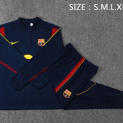 Conjunto de roupa desportiva azul escuro com logos FC Barcelona e Nike num fundo cinzento.