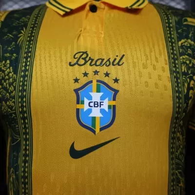 Camisola de futebol amarela com detalhes verdes e estampas nas mangas, com logo CBF e Nike no peito.