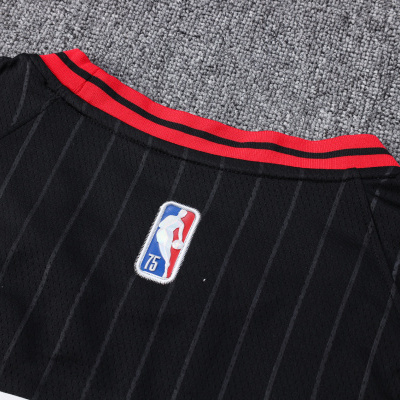 Camisola preta de basquetebol com logo NBA 75 no centro superior.