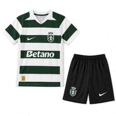 Conjunto de camisola verde e branca riscada e calção preto com logos SCP e Nike