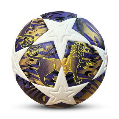 Bola de futebol com estrelas brancas e padrão de leão em dourado e roxo