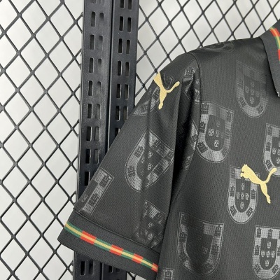 Camisola preta com padrão de escudos de Portugal e logotipo Puma dourado