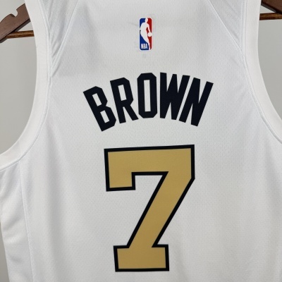 Camisola branca de basquetebol com nome BROWN e número 7