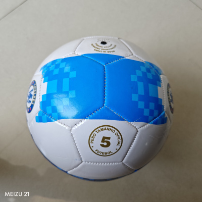 Bola de futebol azul e branca tamanho 5 com decoração pixelizada e símbolo Chelsea