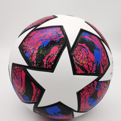 Bola de futebol com padrão colorido e textura visível