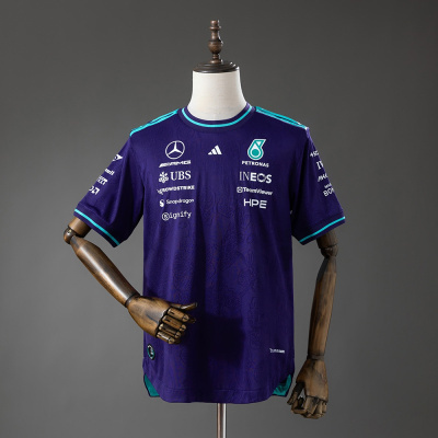 T-shirt desportiva azul escuro com vários logos e detalhes em verde claro e branco