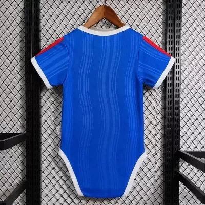 Body de bebé azul com detalhes vermelhos e brancos pendurado