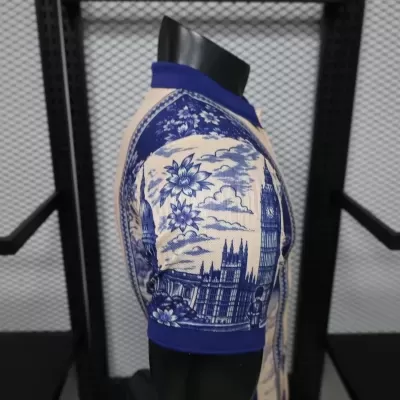 Camiseta azul e branca com estampado do Big Ben e flores
