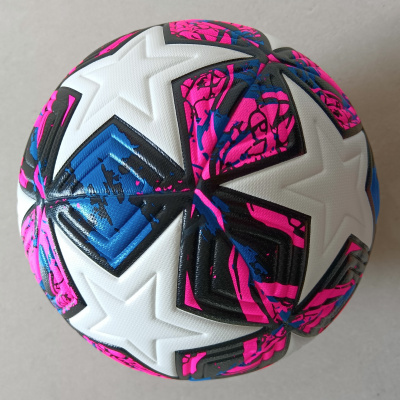 Bola de futebol colorida com padrões geométricos em fundo branco
