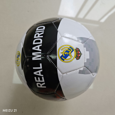 Bola de futebol Real Madrid branca e preta com emblema do clube.