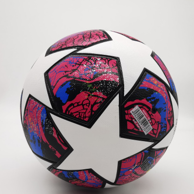 Bola de futebol branca com padrão colorido e código de barras