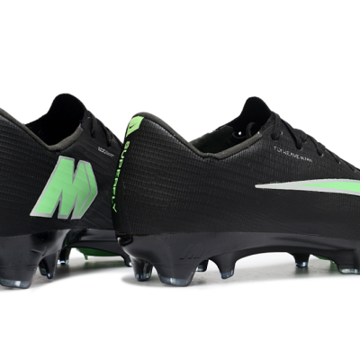 Chuteiras Nike Mercurial preto e verde em fundo branco