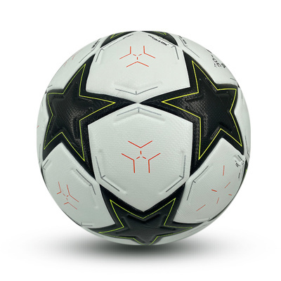Bola de futebol branca com estrelas pretas e detalhes coloridos