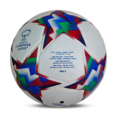 Bola de futebol UEFA Womens Champions League branca com padrões coloridos e texto azul