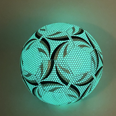 Globo decorativo com padrão hexagonal azul claro com detalhes castanhos e pretos