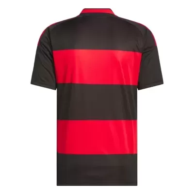 Camiseta desportiva vermelha e preta de riscas largas, vista de costas