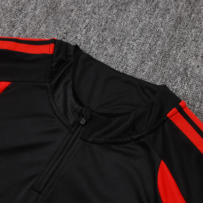 t-shirt preta com detalhes vermelhos e fecho