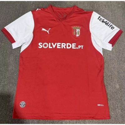 Camisola de futebol vermelha e branca com vários logótipos e brasão do clube Braga
