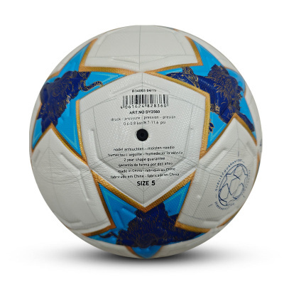 Bola de futebol branca com estrelas azuis e douradas e texto de instruções
