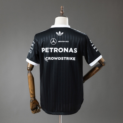 T-shirt preta com logos brancos em manequim de madeira