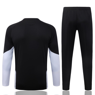 Roupa desportiva preta e branca com camisola de manga comprida e calças