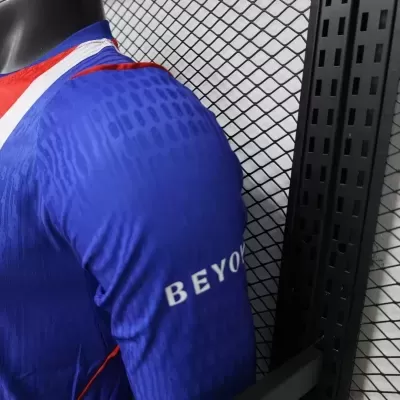 Camisola desportiva azul com texto BEYOND na manga