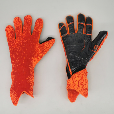 Par de luvas desportivas vermelhas e pretas com detalhes laranja